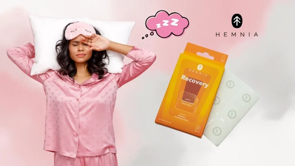 Ženska v pižami, ki se zbudi utrujena po zabavi, Hemnia Recovery obliži proti mačku – rešitev za znebitev mačka