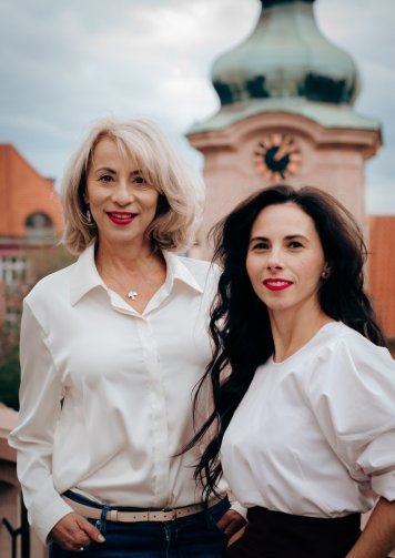 Foto von den Autorinnen der 2 Bücher Alica Anna Szabó und Petra Kubalová; Autorin des Fotos Terezie Maršálková