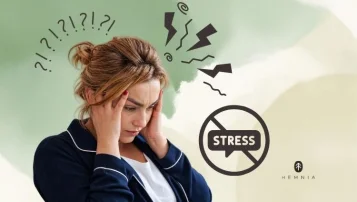 Eine gestresste Frau, Fragezeichen, Blitze, ein durchgestrichenes „Stress“-Schild, das Hemnia-Logo in der unteren rechten Ecke