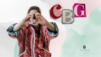 Czym jest CBG? Kobieta z olejkiem CBG i napisem „CBG”, logo Hemnia w prawym dolnym rogu