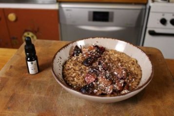 Oatmeal with CBD oil with mint flavour