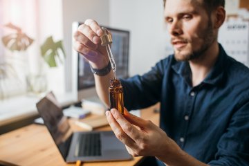 Jak užívat CBD tinktury a CBD oleje