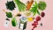 Superfoods i zielona żywność, taka jak chlorella, spirulina, zielony jęczmień, kurkuma, nasiona, Green Booster Drink i shaker Hemnia.