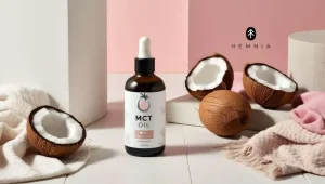 MCT-olie omgivet af kokosnødder, øverst til højre Hemnia-logo