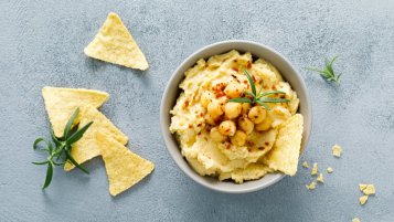 De perfecte traktatie: nacho's met zelfgemaakte CBD-hummus