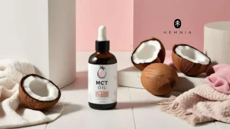 Óleo MCT rodeado de cocos, logótipo Hemnia no canto superior direito Óleo MCT rodeado de cocos, logótipo Hemnia no canto superior direito