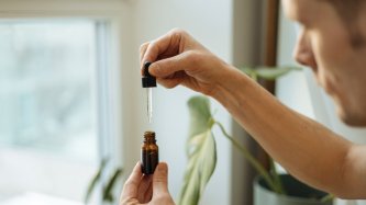 CBD eļļas devas: cik daudz un kam to lietot
