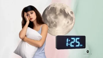 Zmęczona kobieta z opaską na oczy i poduszką, księżyc i cyfrowy zegar wskazujący 1:25 Zmęczona kobieta z opaską na oczy i poduszką, księżyc i cyfrowy zegar wskazujący 1:25