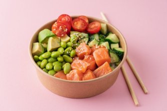 Tigela de poke com sabor a chá verde e óleo de CBD Tigela de poke com sabor a chá verde e óleo de CBD