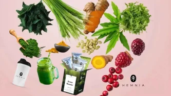 Superfoods un zaļie pārtikas produkti, piemēram, hlorella, spirulīna, zaļie mieži, kurkuma, sēklas, Green Booster Drink un Hemnia šeikers.