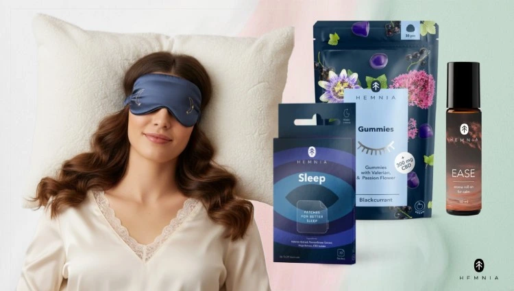 Mieganti moteris su akių kauke, miegą gerinantys produktai: Hemina pleistrai, guminukai ir roll-on, Hemnia logotipas apatiniame dešiniajame kampe.