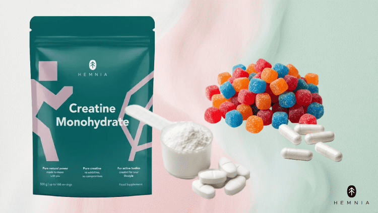 Διάφορες μορφές κρεατίνης: σκόνη, δισκία, κάψουλες και gummies, με το λογότυπο Hemnia κάτω δεξιά.