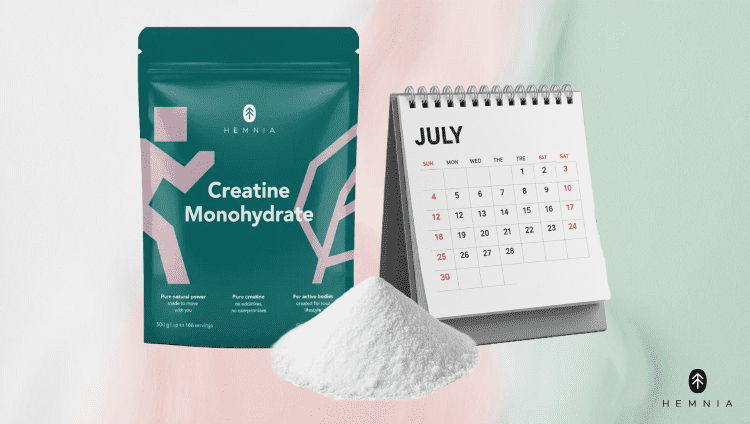 Σακουλάκι κρεατίνης μονοϋδρικής, σκόνη και επιτραπέζιο ημερολόγιο, λογότυπο Hemnia κάτω δεξιά.