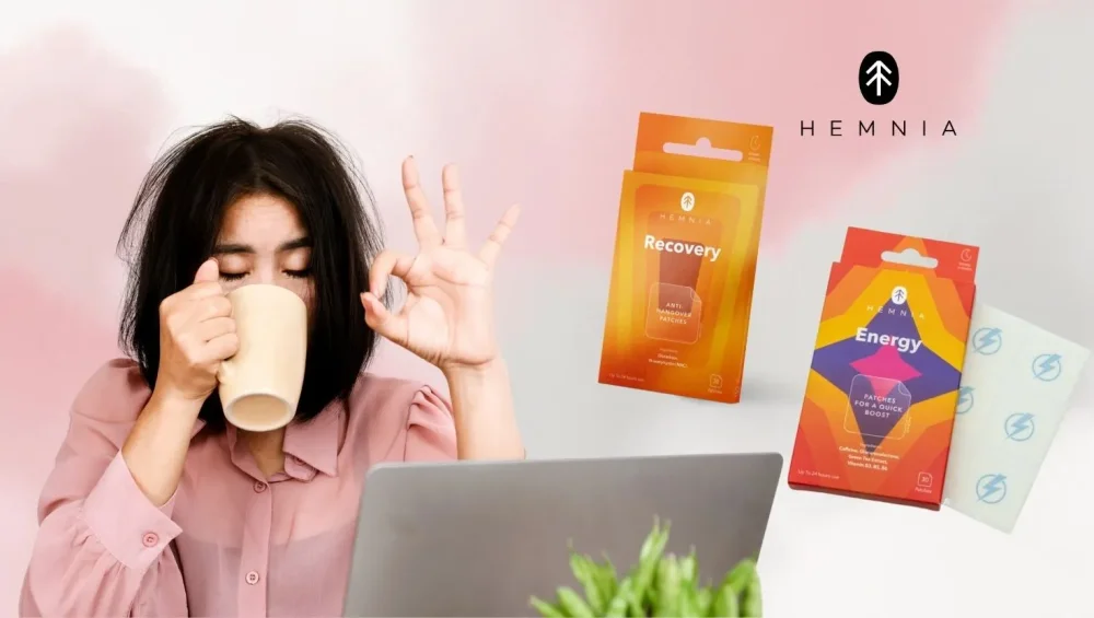 Ženska, ki je utrujena po mačku s kavo za prenosnikom, Hemnia Recovery in Energy obliži – nasveti o tem, kaj je najboljše za mačka